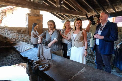 Buruaga entrega a Bárcena Mayor el título de Pueblo de Cantabria Buruaga entrega a Bárcena Mayor el título de Pueblo de Cantabria